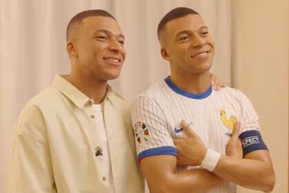 Mbappé posa junto a su estatua de cera; ¿cuál es cuál?