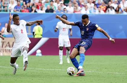 Mbappé remata ante la marca de Konsa y marca su segundo gol ante Inglaterra