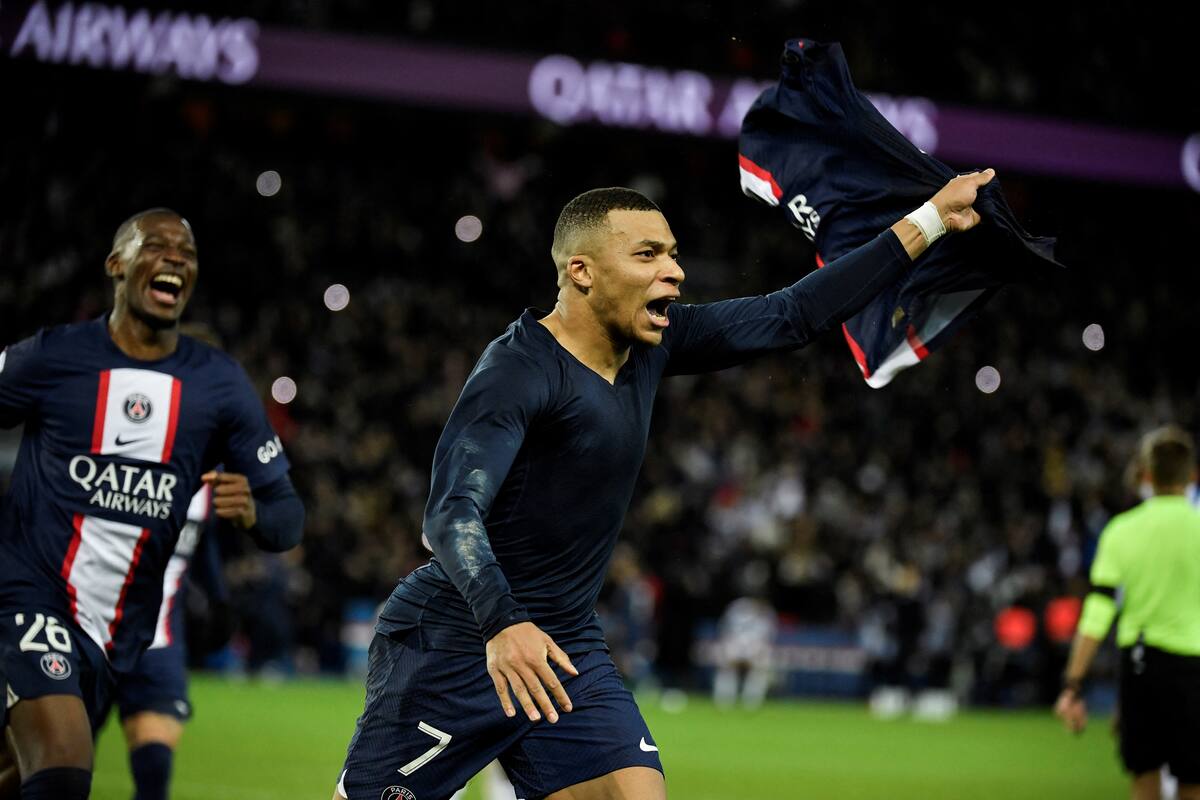 Mbappé se saca la camiseta en el festejo de su penal, el que le dio la victoria a PSG