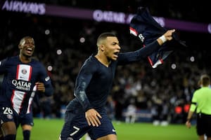 Mbappé se saca la camiseta en el festejo de su penal, el que le dio la victoria a PSG