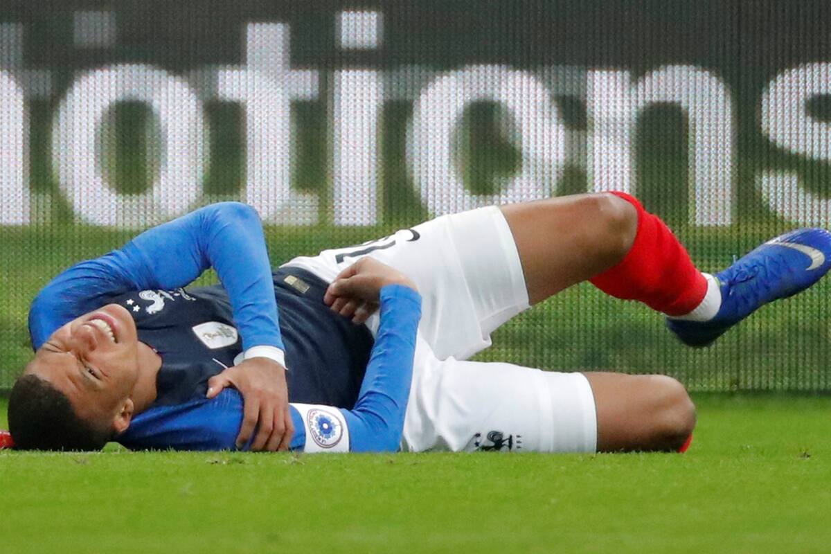 Mbappé se toma el hombro derecho tras chocar con campaña