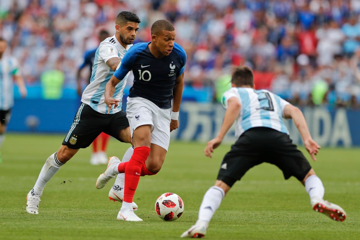 Mbappé, una pesadilla para la selección argentina, pasa entre Banega y Tagliafico
