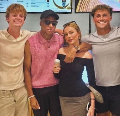 Mbappé y Expósito fotografiados junto a unos fans. Ester alcanzó la fama gracias a su interpretación de Carla Rosón en la serie de Netflix, Élite. Con sus 26 años, la actriz española no es nueva para el público latino, fue pareja del uruguayo Nicolás Furtado, de El “Marginal”, su compañero en la serie “Bandidos”
