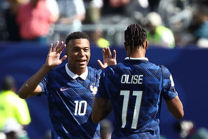 Mbappé y Olise, una sociedad que funcionó bien en el debut de Francia