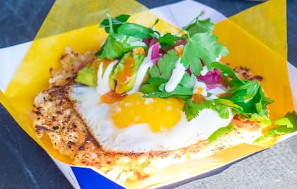Mbeju qué lo parió. Narda comedor. Precio: $120 Crocante de mandioca y queso con huevo, palta, yogur natural y, según dice en la carta, "una dosis de kilombo". Se come en un plato, con cubiertos.