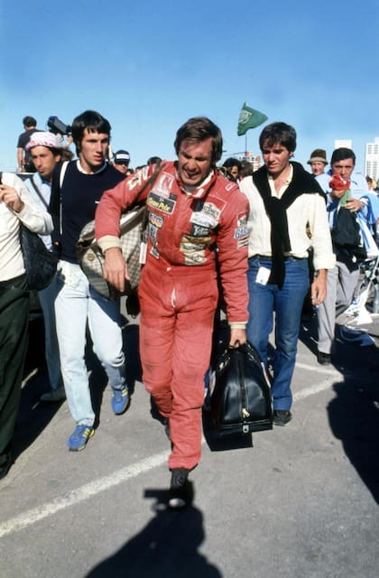 Mc Gough (izquierda) caminando con Reutemann después de perder el Campeonato de F1 en Las Vegas en 1981