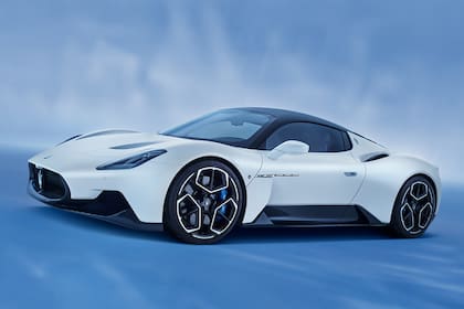 MC20. La última creación de Maserati con su diseño limpio, sin estridentes alerones y aditamentos aerodinámicos, y con sus elegantes puertas estilo mariposa en plena apertura