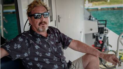 McAfee tiene 75 años.