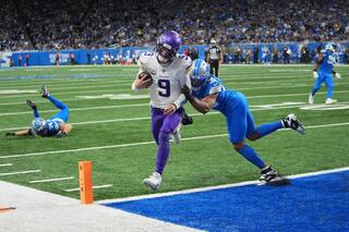 McCarthy lanza dos pases de anotación y añade otro corriendo en triunfo de Vikings 27-24 ante Lions