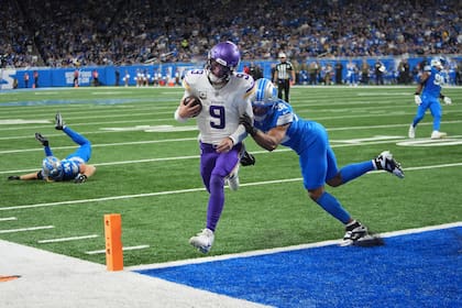 McCarthy lanza dos pases de anotación y añade otro corriendo en triunfo de Vikings 27-24 ante Lions