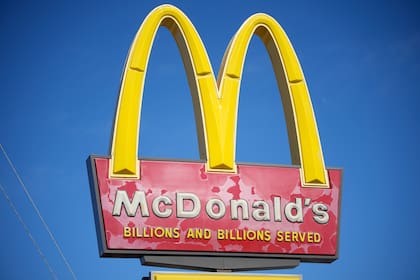 McDonald's ofrece 350.000 vacantes de empleo permanente en EE.UU. ( AP Foto/David Zalubowski, Archivo)