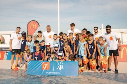 McDonald’s organizó clínicas de fútbol en las que participaron niños y adolescentes, quienes entrenaron junto a figuras como Sergio Goycochea y Marquitos Giles en Pinamar y Mar del Plata.