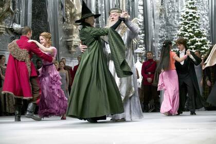 McGonagall y Dumbledor bailando en el Torneo de los Tres Magos (Foto: Warner Bros)