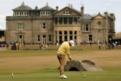McIlroy en el tee del 18; el norirlandés tuvo una gran jornada en St. Andrews