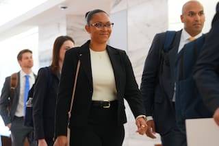 Madre subrogada pide intervención de Corte Suprema de EE.UU. en disputa por el cuidado de bebé enfermo