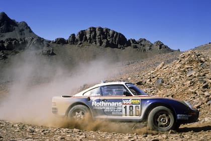 Porsche 959. Pensado para el cancelado Grupo B de Rally, se onvirtió en una leyenda del Dakar luego de haber ganado en 1986 (René Metge)