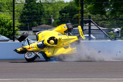 McLaughlin choca antes de la clasificación para las 500 Millas de Indianápolis