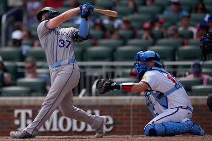 McMahon conecta jonrón decisivo en la séptima y Rockies vencen 10-1 a Bravos