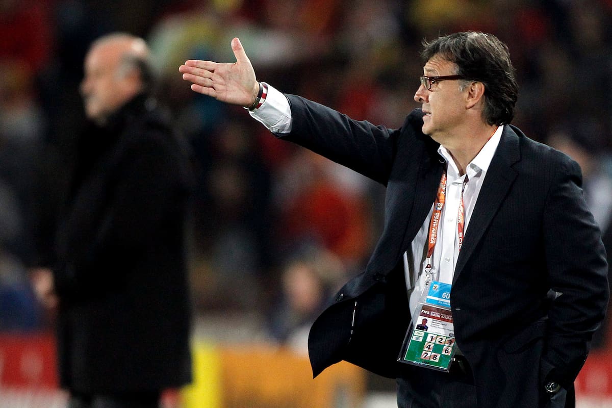 MCX118 JOHANNESBURGO (SUDÁFRICA), 3/7/2010.- El seleccionador paraguayo Gerardo Martino (d) y el español Vicente del Bosque (i), fotografiados durante el partido Paraguay-España, de cuartos de final del Mundial de Fútbol de Sudáfrica 2010, en el estadio Ellis Park de Johannesburgo, Sudáfrica, hoy, sábado 3 de julio de 2010. EFE/KERIM OKTEN PROHIBIDO SU USO PARA DISPOSITIVOS M"VILES REMITIRSE A LAS CONDICIONES Y TÉRMINOS DE LA FIFA WORLD CUP 2010