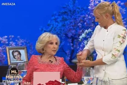 “Me angustia. Estoy acostumbrada a ella. Servir una mesa en televisión no es nada fácil”, dijo Legrand
