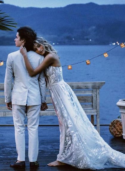 “Me casé con mi mejor amigo. Pasaré el resto de mi vida sonriendo a tu lado. Prometo amarte y cuidarte para siempre. Sasha Meneghel Szafir Figueiredo”, escribió la novia en una publiación en redes firmando el texto con el apellido de João.
