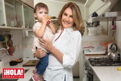 “Me da miedo que, por la distancia y la falta de cotidianidad, mi nieta se olvide de mí. Entonces cada vez que la veo le canto las mismas canciones y hago determinadas cosas para que le queden guardadas en la memoria”, dice Silvia mientras sostiene a Elisa en brazos.