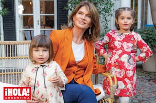 En su casa de Barrio Parque, posa con sus nietas Esmeralda y Kenya