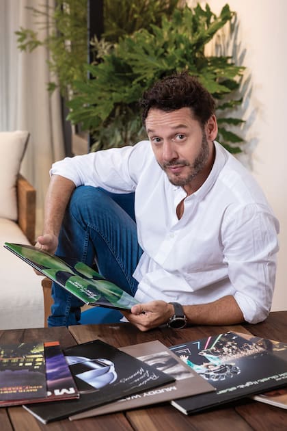 “Me encanta escribir, lo mamé de mi vieja. Me gustan los ensayos, la poesía. Quién sabe si alguna vez lo hago de manera profesional”, cuenta el actor, que admite que el paso del tiempo le preocupa y cada tanto visita a la dermatóloga, pero “no me cuido como debería cuidarme”.