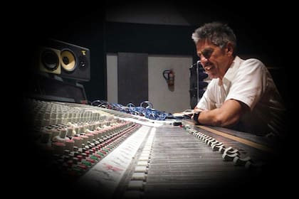 "Me gané el derecho de vivir sin estrés, solo quiero compartir lo que hicimos", reflexiona Cachorro López desde el estudio, el espacio donde dio vida a Éxtasis total