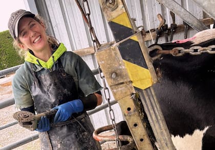"Me gusta hacer lame cows, hice cursos sobre vacas rengas y las curo; soy como la podóloga de vacas", dice
