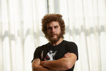 "Me gusta hacer personajes que me obliguen a explorar emociones profundas, que me pongan en situaciones extremas", dice Agustín Pardella, previo al estreno de El trágico reinado de Eduardo II...