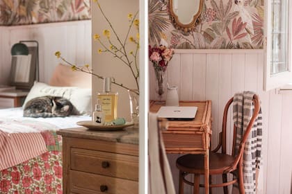 "Me gustan los espacios rústicos y sin pretensiones, pero que tengan a la vez algún toque glam", resume. El combinado de estampas y las flores dan un estilo romántico al cuarto.