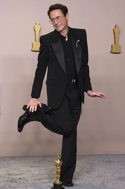 “Me gustaría agradecer a mi terrible infancia, a la Academia, a mi veterinaria, digo, esposa, Susan Downey. Ella me encontró, me rescató y me devolvió a la vida”, bromeo Robert Downey Jr. al recibir su Oscar