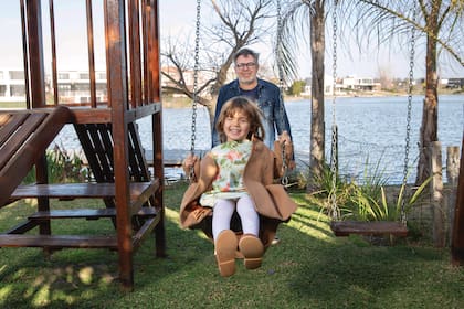 “Me gustaría tener más tiempo para los chicos”, dice Milo, que hamaca a Paloma en los juegos de madera que tienen en el jardín.