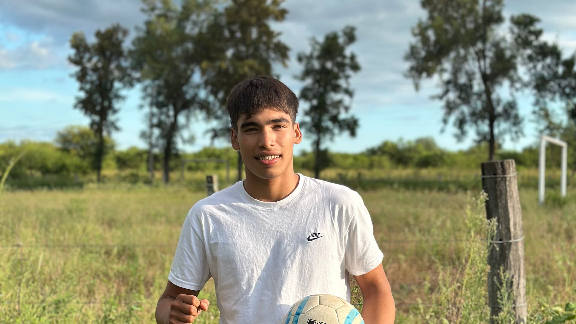 "Me gustaría volver del viaje con amigos nuevos de otros países", cuenta Josías