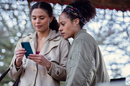 Me haces falta: un cóctel de intriga y confusión en cinco episodios, con la firma de un experto en policiales