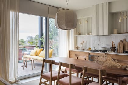 Me imaginaba una mesa sin aristas, porque está en una circulación y, también, como un modo de aludir a lo femenino, a su dueña”, nos contaba Cattaneo a propósito de la mesa ‘Petrona’ que hizo Talleres Sustentables siguiendo esas ideas,