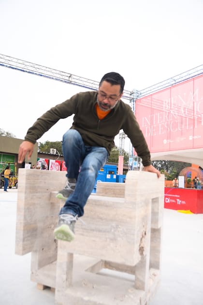 "Me interesa mucho dejar esa posibilidad de habitar la pieza, de interactuar con ella”, dice Mauricio Guajardo, ganador de la Bienal del Chaco; pronto su obra estará en las calles de Resistencia