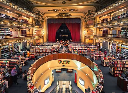 "Me llamó la atención ver a la gente leyendo libros. ¡Maravilloso! Se notaba mucho. Ahora menos.... Ahora están con los celulares”.