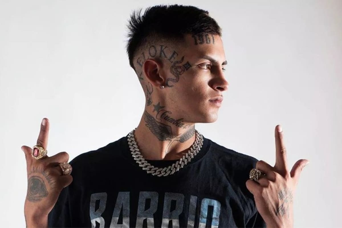 “Me nombró la Presidente, y aunque fuera innecesario, yo demuestro mi respeto, y respeto les falta a varios”, canta L-Gante, en su videoclip