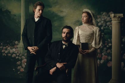 "Me parece que hay un parentesco natural entre esta novela y la forma televisiva. Se mueve en el tiempo, está serializado. Cada capítulo del libro es realmente diferente al anterior. Creo que de esta manera, la suma es más grande que sus partes y te permite hacer algo inter-generacional, que me pareció realmente importante, y que la película de 1955 no pudo hacer”, sostiene Zoe Kazan