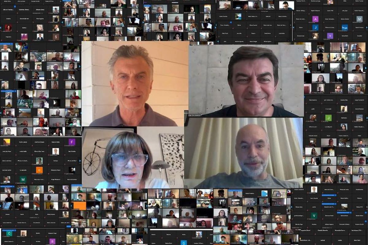 ""Me piden que volvamos a poner a la Argentina en el camino del respeto institucional", dijo el expresidente durante una charla con militante del Pro mendocino