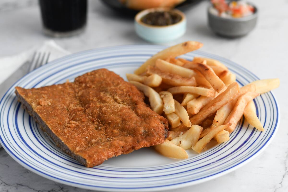 "Me puse a trabajar con los cocineros, a modificar recetas para que una buena milanesa llegue en delivery como tiene que llegar", dice Darío Gualtieri