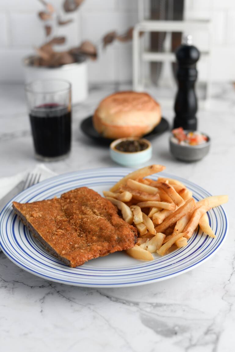 "Me puse a trabajar con los cocineros, a modificar recetas para que una buena milanesa llegue en delivery como tiene que llegar", dice Darío Gualtieri