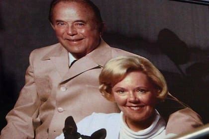 "Me quedé atónito por su rubia belleza", escribió Ray recordando el momento en el que conoció a Joan. "Sí, estaba casada. Como yo también lo estaba, la chispa que surgió cuando nuestras miradas se cruzaron tuvo que ser ignorada, pero nunca la olvidé"