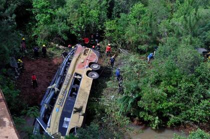 “Me quiero pegar un palo”: el audio atribuido al conductor que chocó borracho contra un micro en Misiones