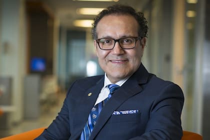 "Me siento como un samurai que va a combatir contra un monstruo extraordinario", afirmó Alfredo Quiñones-Hinojosa