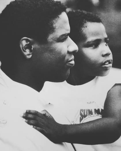 "Me siento muy afortunado de tener un padre que me mostró el camino", sostuvo John David Washington en brazos (Foto: Instagram @johndavidwashington)