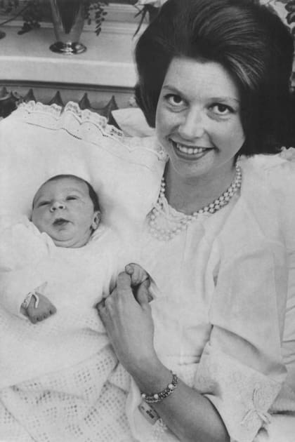 “Me veo solo como madre y esposa; no le doy mucha importancia a mi condición de
princesa”, dijo en 2008, en una entrevista. Acá, en una foto de 1965, cuando nació su primer hijo, Carl Otto