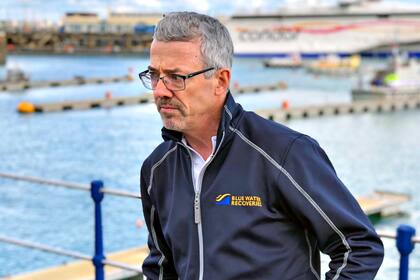 Mearns, directivo de la sociedad Blue Water Recoveries, que fue contratada por la familia del futbolista para realizar la búsqueda submarina.